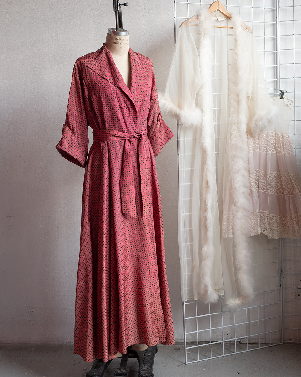 1940's Taffeta Long Salmon Patterned Dressing gown/ Housecoat/ Robe –  nouveaurichevintage