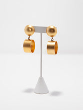 Load image into Gallery viewer, 1980&#39;s Marcy Feld Gold Mod Clip Earrings