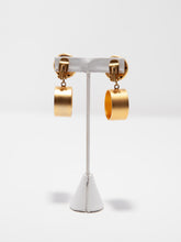 Load image into Gallery viewer, 1980&#39;s Marcy Feld Gold Mod Clip Earrings